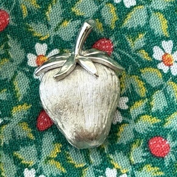 Vintage Crown Trifari Strawberry Brooch Brushed Silver Tone Signed Fruit Pin - Picture 1 of 5